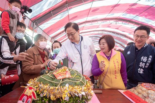 「创意龟竞赛」吸引各单位发挥巧思，以蛋糕、蔬果、红龟粿、麵线、饼乾、马卡龙等五花八门的食材，制作出琳琅满目、争奇斗艷的平安福龟，张善政讚有特色。(蔡依珍摄)