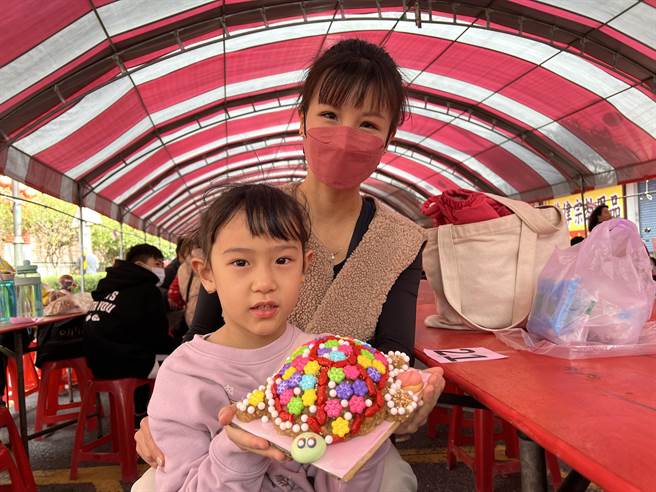张雪芳和王婼馡母女「有备而来」，在「千人米糕龟DIY竞赛」成功摘冠。(蔡依珍摄)