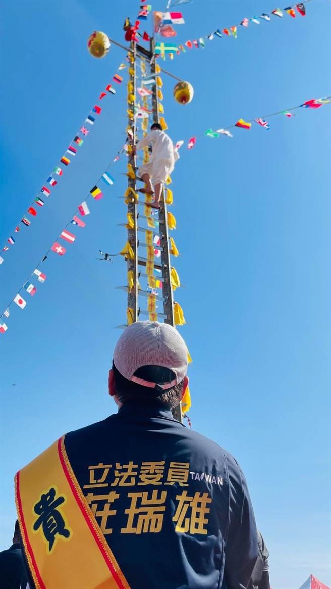 小琉球首次举办登刀梯，陈义和顺利晋升道长。(摘自立委庄瑞雄脸书)