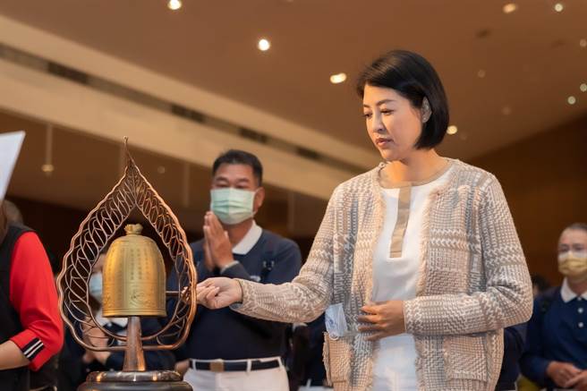 南投县长许淑华响应慈济联合祈福及募款活动，她敲响平安钟为土耳其祈福。（南投县政府提供／杨静茹南投传真）
