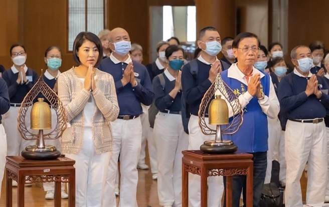 许淑华、林明溱及多名南投县议员响应慈济联合祈福活动，双手合十为土耳其祈福。（南投县政府提供／杨静茹南投传真）