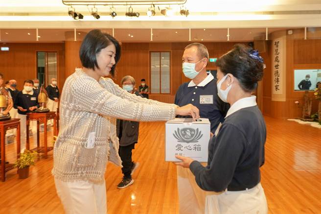 南投县长许淑华率先捐款，盼抛砖引玉助土耳其灾民早日重建家园。（南投县政府提供／杨静茹南投传真）