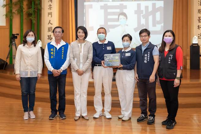 慈济举行中部地区联合祈福及募款活动，并与台中市政府前广场的义卖活动连线直播。（南投县政府提供／杨静茹南投传真）
