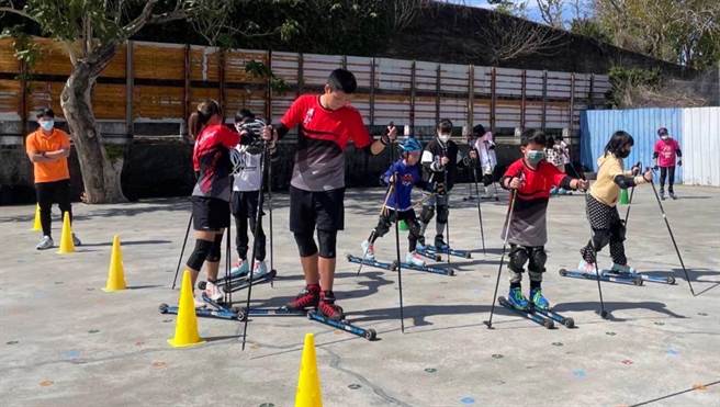 Roller_Ski陸上滑雪課程，從基礎開始，只要是對越野輪滑有興趣者皆可參與。（台中市政府提供／陳世宗台中傳真）