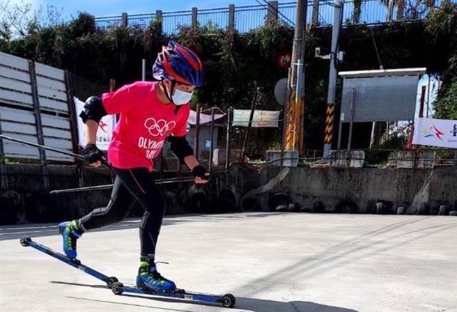 學員體會Roller_Ski陸上滑雪樂趣，期盼培育年輕好手參加2026年米蘭冬季奧運會越野滑雪競賽。（台中市政府提供／陳世宗台中傳真）