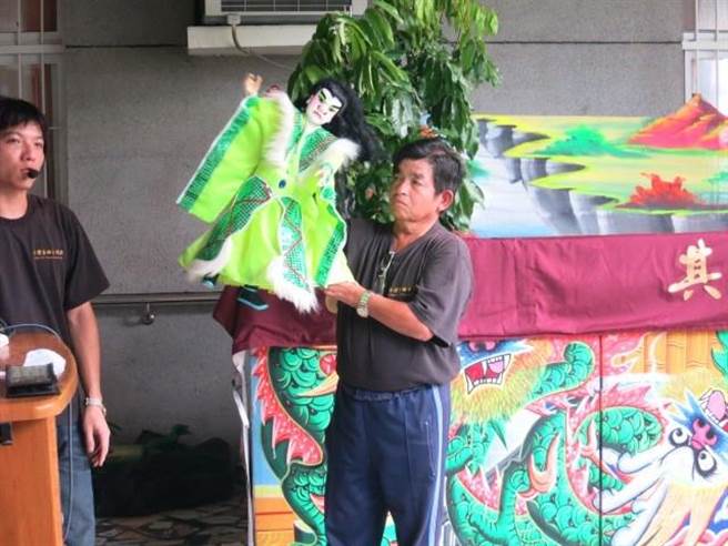 「真华光掌中剧团」负责人朱振源，昨（18）日凌晨辞世，享寿75岁。（文化部提供）