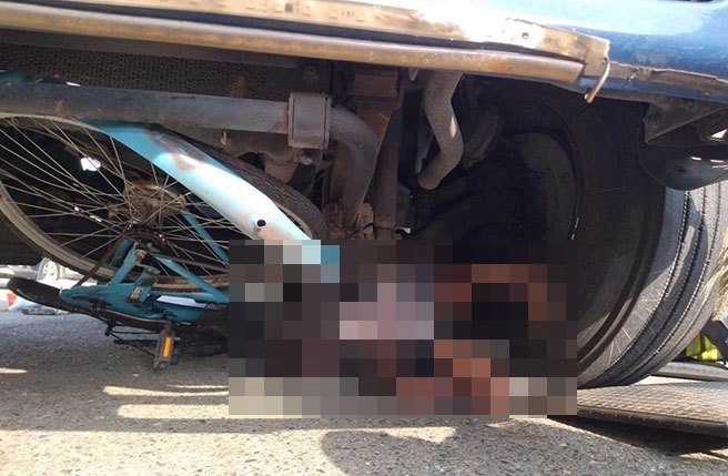 男子和脚踏车卡在车底，身体近90度折迭变形，且紧贴车底拉不出来。（读者提供∕吕妍庭嘉义传真）