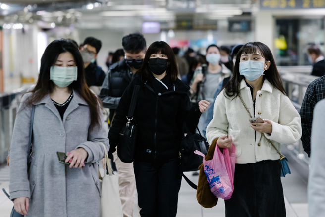 今年因连续假期调整，补班日高达6天。图为民眾搭捷运的画面。（资料照／郭吉铨摄）