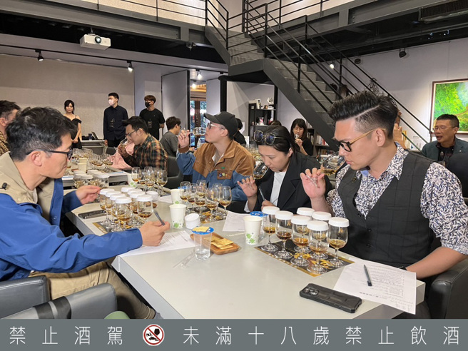 旺旺中时第一届「金威奖」素人盲测活动引发话题，威士忌专家「藏酒论坛」执行长赖伟峯推崇，旺旺中时首度举办如此大规模盲饮活动，意义非凡。（林金池摄）（饮酒过量有害健康）。