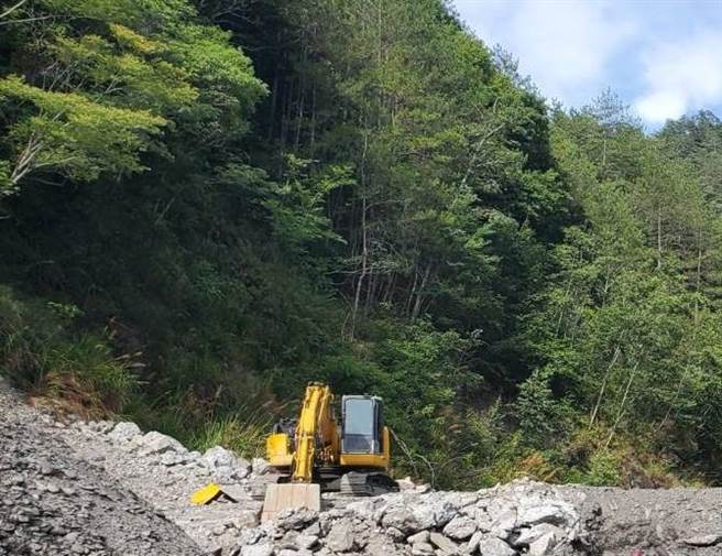 深入山區工作的工作者，儘可能避免單獨一人工作，並應於事前將工作計畫告知有關人員。(台中市政府提供)