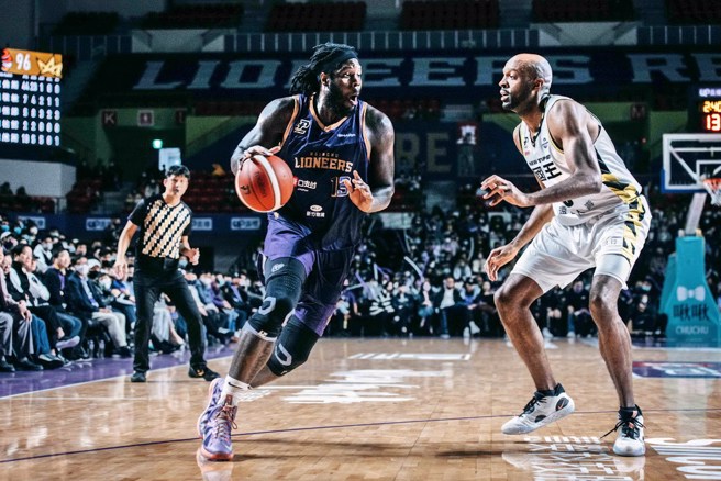 班尼特(左)运球尝试突破戴维斯的防守。(新竹街口攻城狮提供)