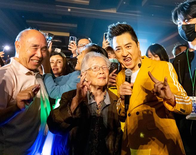 哈林（右起）演出时无预警走下台和百岁铁粉奶奶及其儿子开心合照。（Joy Entertainment提供）