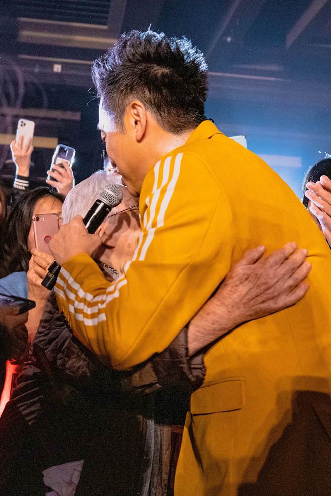 哈林（右）与奶奶开心相拥。（Joy Entertainment提供）