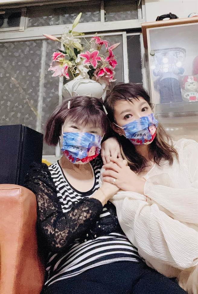 林薇与妈妈感情好。（摘自脸书）