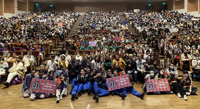 桃园市街舞文化艺术协会19日在中坜举办第7届桃园UNION高中职热舞社团联赛，参赛选手来自桃园市与新竹县市，现场超过1千人参与气氛超嗨。（蔡明亘摄）