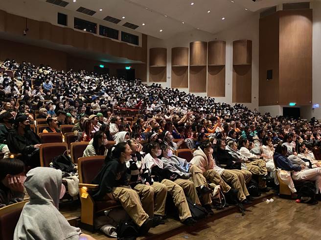 桃园市街舞文化艺术协会19日在中坜举办第7届桃园UNION高中职热舞社团联赛，现场超过1千人参与气氛超嗨。（蔡明亘摄）