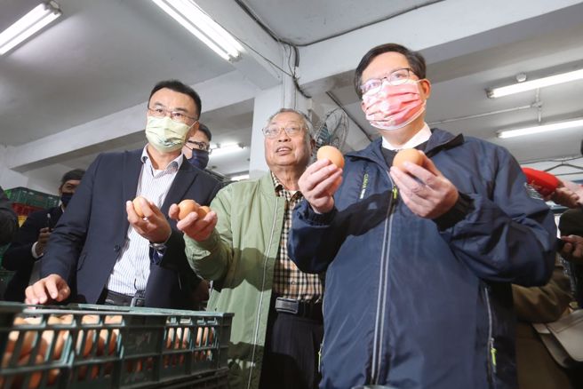 副阁揆郑文灿(右)与农委会主委陈吉仲(左)16日视察鸡蛋市况，所到之处卖场鸡蛋满架。（中时资料照／杜宜谙摄）