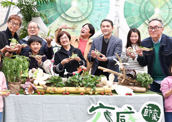 制作人王耿瑜（左起）、小野、公视副总谢玒玲、赵自强、北艺大校长陈恺璜、导演林浩溥。（陈俊吉摄）