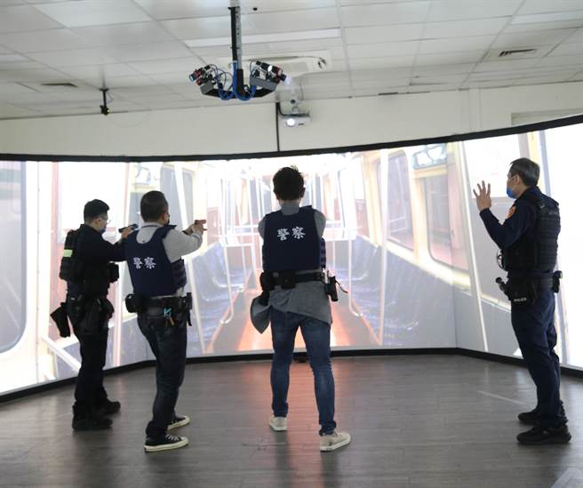警察專校情境模擬射擊訓練靶場訓練內容，是依據實務案例拍攝模擬影片，藉由數位化教學還原執法現場情境，透過180度及300度寬視野螢幕的方式模擬寫實，幫助第一線執勤員警建立面對各種執勤情境的空間臨場感，訓練執勤正確移位防護、警戒及用槍時機。（陳怡誠攝）