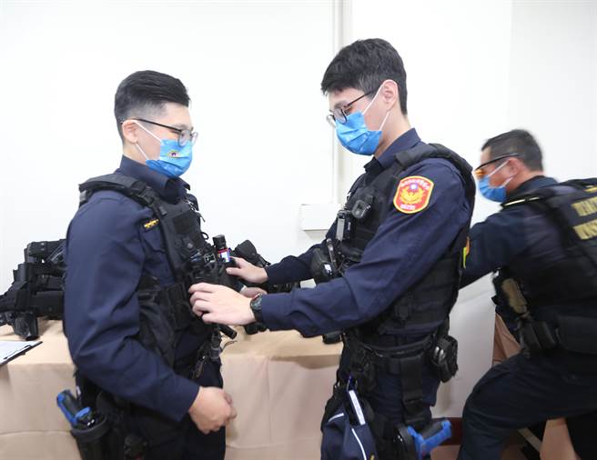 警政署積極推動「精進員警執勤安全方案」，18日警專情境模擬靶場的現場，參與說明教官相互檢視個人裝備，不因模擬靶場鬆懈個人安全裝備。（陳怡誠攝）