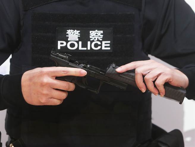 警政署針對員警執勤用槍提出精進「強化員警教育訓練」，18日學員示範槍枝拆卸與組裝。（陳怡誠攝）