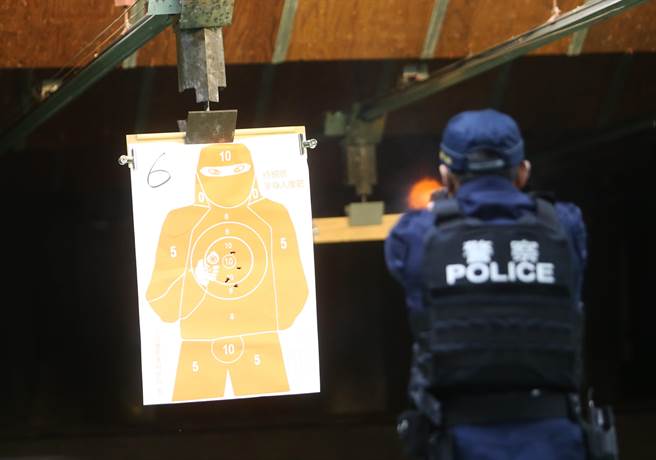 警政署針對員警執勤用槍提出精進「強化員警教育訓練」， 警專設有室內靶場提供學員提供不同情境射擊訓練，增進執勤用槍情境判斷與準確度。（陳怡誠攝）