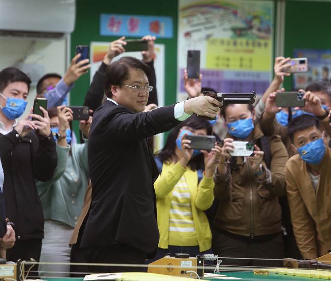 內政部長林右昌（中）18日警專情境模擬射擊訓練靶場，在校方安排體驗該校空氣槍射擊訓練。（陳怡誠攝）