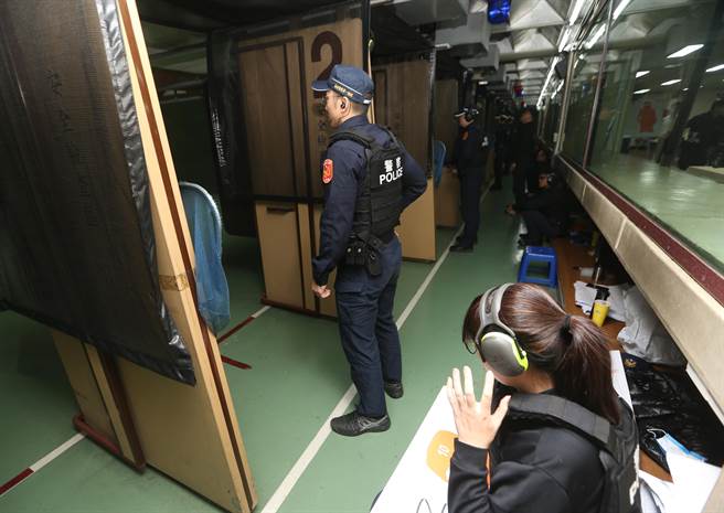 警政署針對員警執勤用槍提出精進「強化員警教育訓練」， 警專設有室內靶場提供學員提供不同情境射擊訓練。（陳怡誠攝）