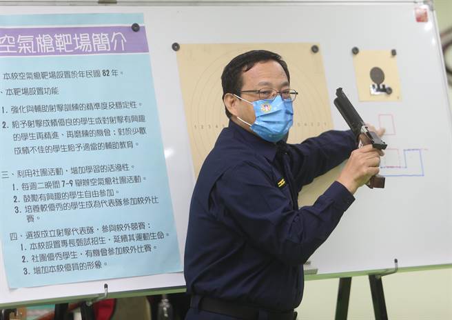 警政署積極推動「精進員警執勤安全方案」，警專設有空氣槍靶場提供學員精進射擊技術，教官示範空氣槍持槍瞄準。（陳怡誠攝）