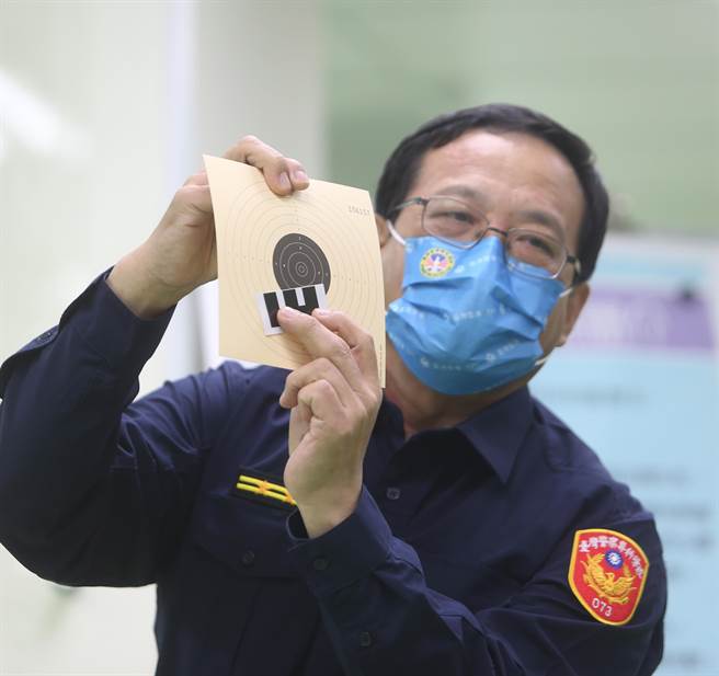 警政署積極推動「精進員警執勤安全方案」，警專設有空氣槍靶場提供學員精進射擊技術，教官示範空氣槍持槍瞄準。（陳怡誠攝）