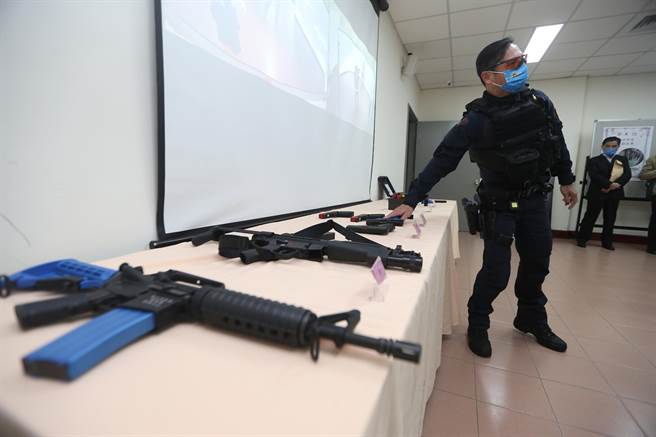 警察專校情境模擬射擊訓練靶場訓練內容，是依據實務案例拍攝模擬影片，藉由數位化教學還原執法現場情境，訓練模擬槍讓學員感受真實槍戰效果相似。（陳怡誠攝）