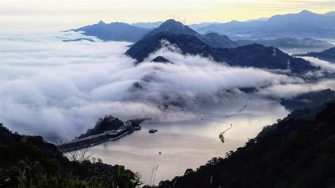 石门水库12日在清晨较低温时，因各项天气因素巧妙组合，出现罕见的绝美云海。（Ming Shun Chen、邱木泉提供／蔡明亘桃园传真）