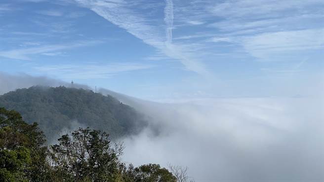 从佛陀世界视角望向石门水库，今日被团团大雾围绕。（北水局提供／蔡明亘桃园传真）
