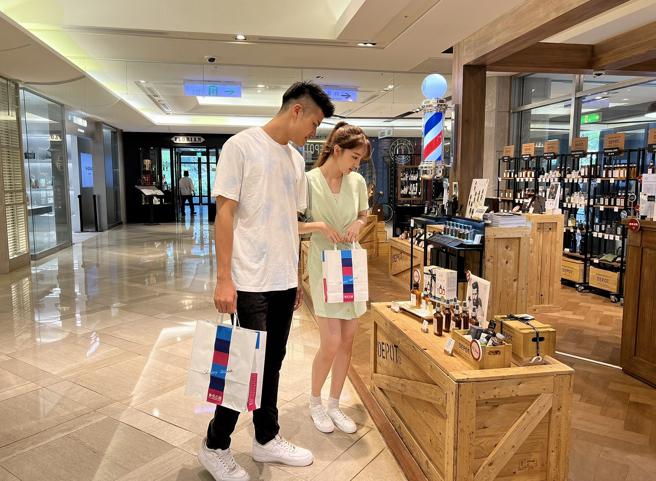 今（20日）起迎接室内脱罩商机，新光三越推唇膏新品、保养神器、明星香氛、刮鬍刀、轻奢饰品等提升顏值5大夯品。（新光三越提供）