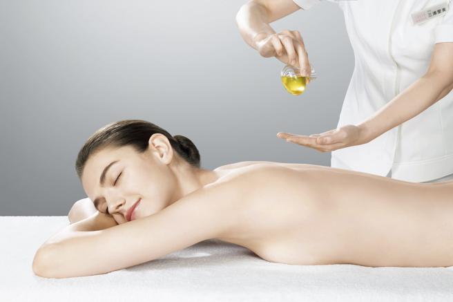 新光三越施舒雅经典热卖课程－经典玫瑰舒放课程80分钟，扣5万点skm points可兑换（价值6000元）。（新光三越提供）