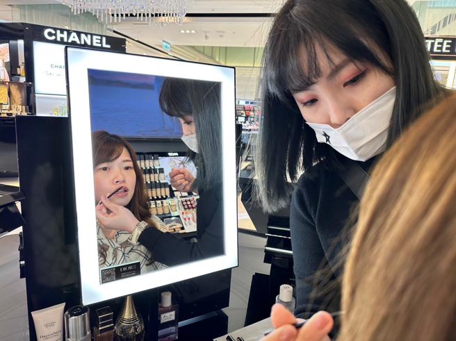 室内口罩解禁，近期远东百货出现不少试唇彩新色的消费者。（新竹大远百提供）