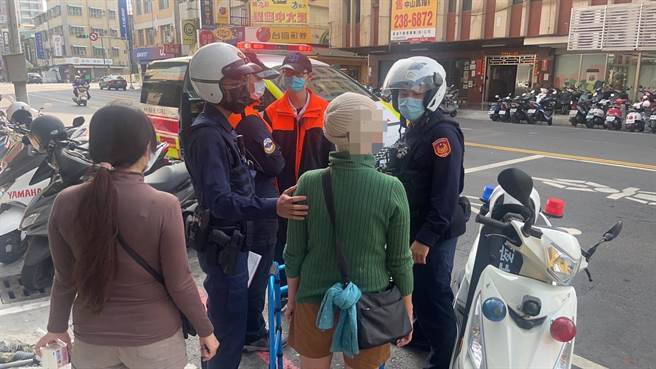 高雄唐姓女子不满母亲管教太多，双方争吵中亮出麵包刀挥舞。警方获报赶到现场处理。（翻摄照片／崔正纲高雄传真）