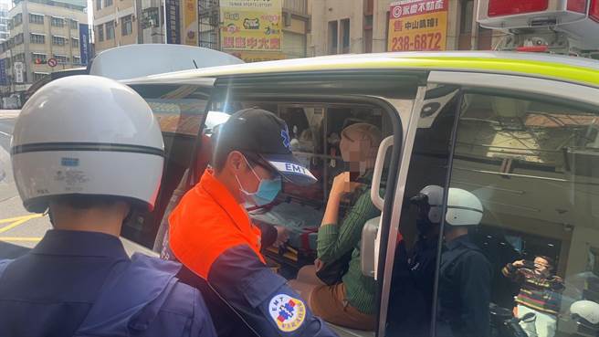 警方随后将唐姓女子强制戒护送医。（翻摄照片／崔正纲高雄传真）