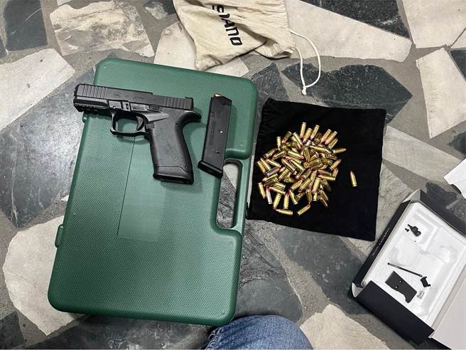 新北警方日前接获情资，桃园44岁许姓男子疑似持有枪械，经过一周搜证后在17日12时持搜索票前往查缉，发现现场宛如是小型兵工厂，除了改造手枪以及大量子弹外，还发现一批枪械改造工具。(黄敬文翻摄)