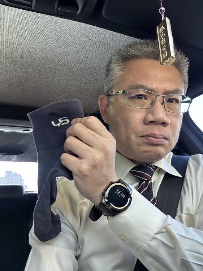 罗友志表示他会把袜子、衣服一起洗。（翻摄自罗友志 友话直说脸书）