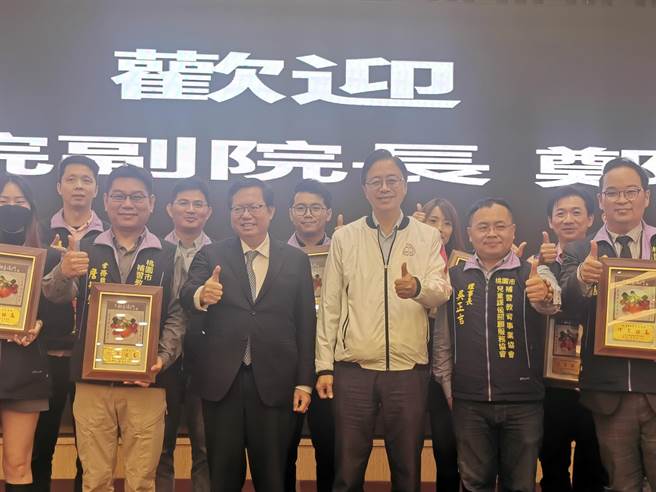 桃园市补习教育事业协会与桃园市儿童课后照顾服务协会今晚在中坜举办春酒活动，桃园市长张善政与行政院副院长郑文灿，一起和补教人员合影。（蔡明亘摄）