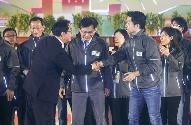 2023台湾灯会19日闭幕仪式，台北市长蒋万安（右起）、交通部长王国材、台南市长黄伟哲出席交灯。（邓博仁摄）