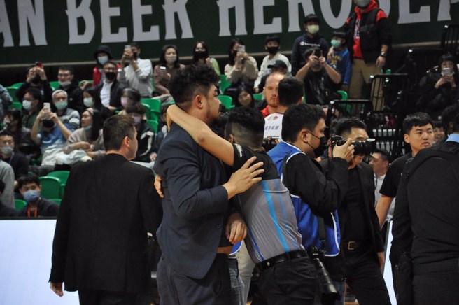 裁判抱住英熊助教林玠禾不讓他繼續加入混戰。(球迷提供)