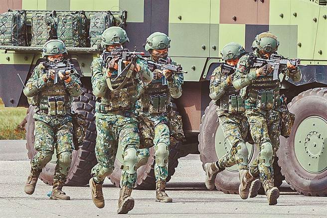 八军团情侣性爱片遭外流，警方已掌握多名转传网友，将传唤到案说明。（本报资料照片）