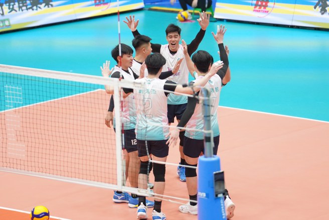 连庄球员聚在场中庆祝。(中华排协提供)