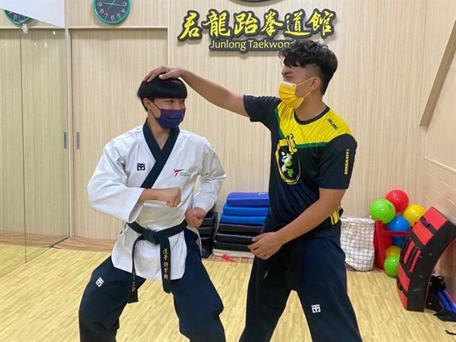 黄金隆（右）曾任大陆跆拳道教练，近年返回高雄，训练在地偏差少年，协助他们透过跆拳道，找到属于自己的出路。（黄金隆提供／崔正纲高雄传真）
