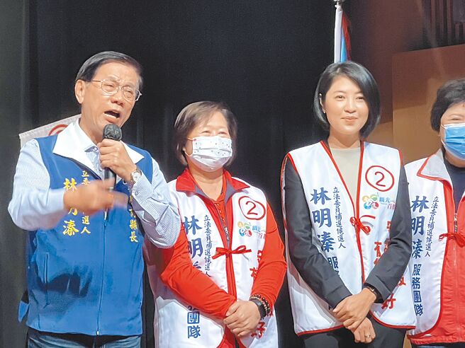 林明溱(左一)代表国民党参加立委补选，却遭民进党网军群起抹黑围攻，自嘲「全身都是伤，拜托大家救救林明溱」。（杨静茹摄）