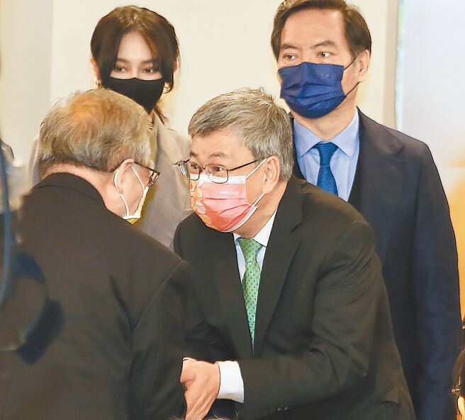 行政院长陈建仁18日出席财团法人威权统治时期国家不法行为被害者权利回復基金会揭牌典礼，离去前向被害家属代表握手致意。(陈怡诚摄）