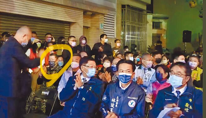 「豆哥」王孝瑋（圓圈處），今年1月曾獲邀出席台南普濟殿燈會點燈儀式，與台南市長黃偉哲（前排右一起）、立委林俊憲一起點燈。（讀者提供／曹婷婷台南傳真）