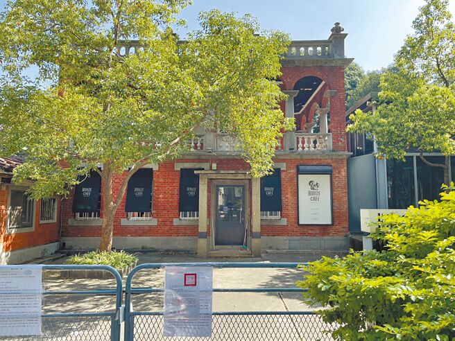 桃园市中坜区燃藜第红楼拥有超过百年歷史，近日民间盛传将被拆除，桃市府文化局启动紧急程序，将其列为暂定古蹟，3月将送文资审议会审查。（蔡明亘摄）